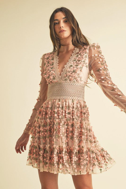 Vestido corto floral de encaje