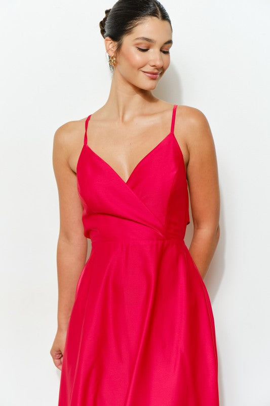 Vestido midi satinado rojo con espalda abierta