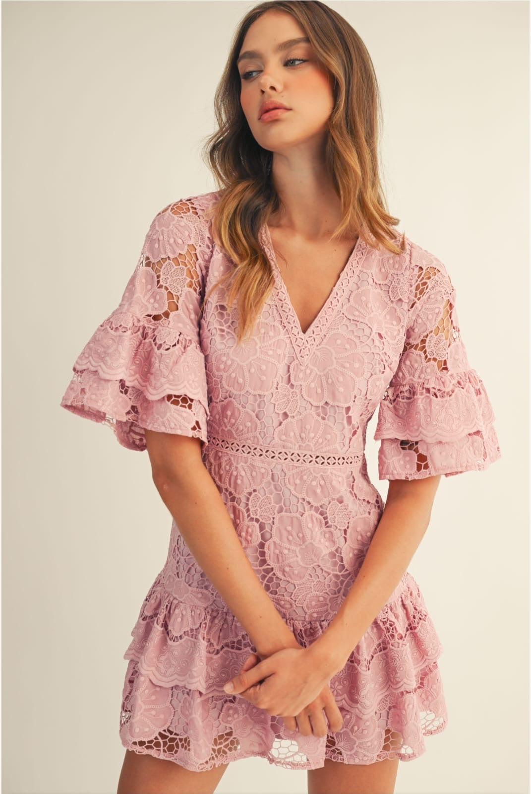 Vestido rosa encaje bordado con volantes