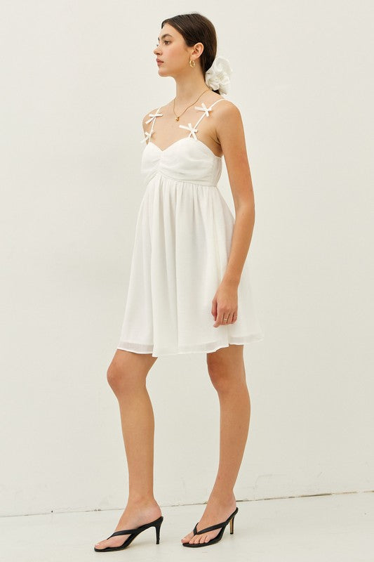 Vestido corto blanco con moños