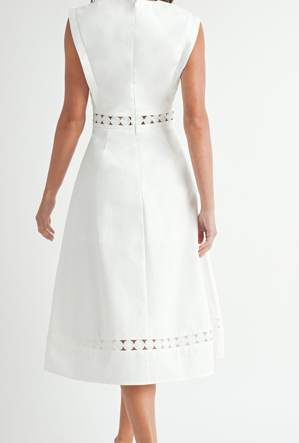 Vestido midi blanco bordado sin mangas