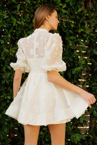 Vestido Blanco con aplicaciones florales