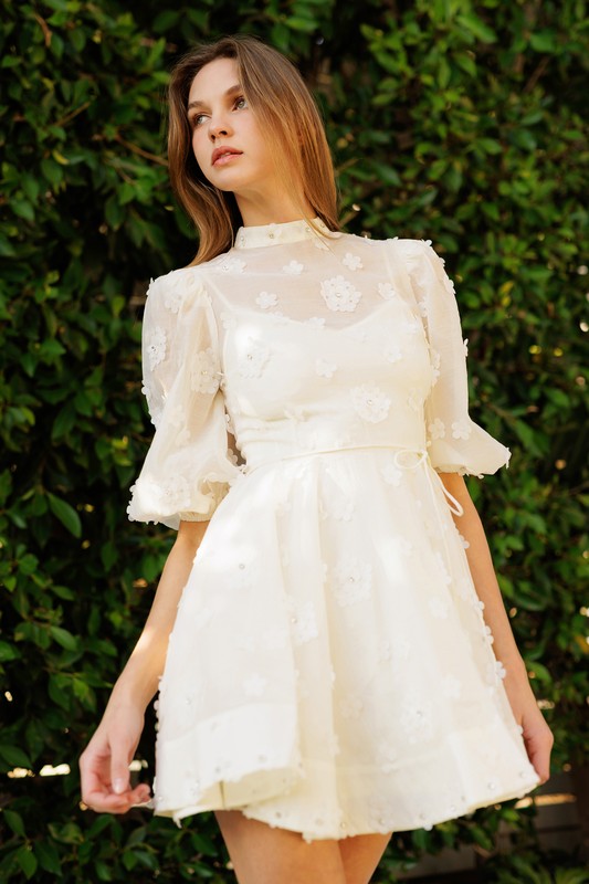 Vestido Blanco con aplicaciones florales
