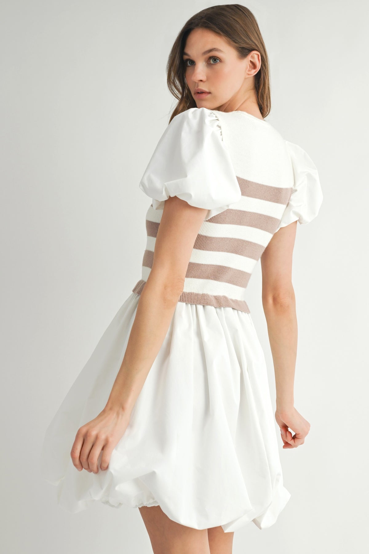 Vestido corto blanco y taupe