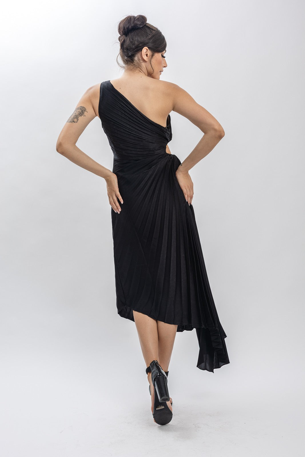 Vestido negro asimétrico un hombro plisado