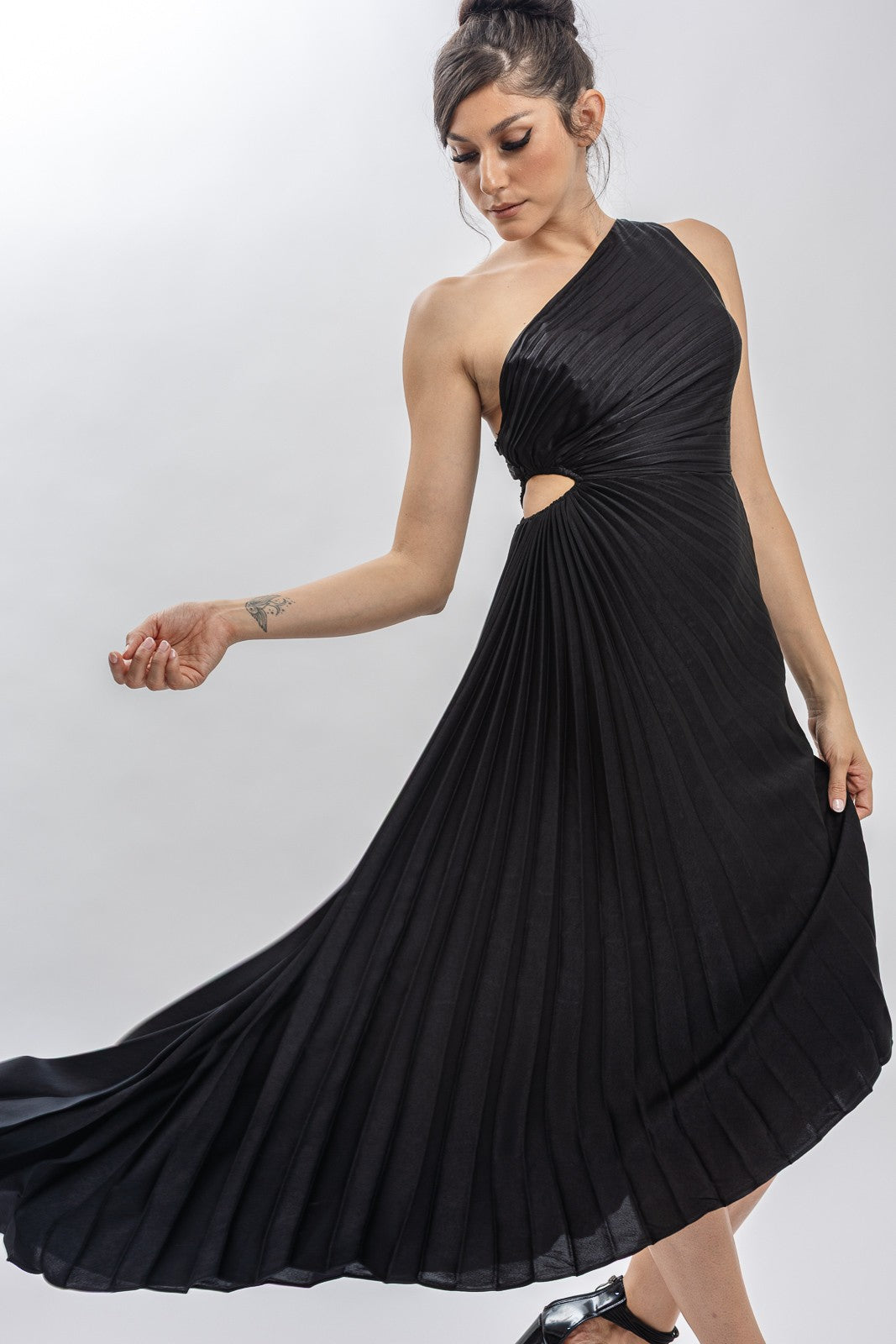 Vestido negro asimétrico un hombro plisado