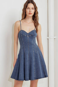 Vestido corto de mezclilla azul con falda circular