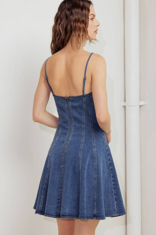 Vestido corto de mezclilla azul con falda circular