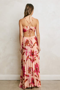 Vestido maxi satinado floral plisado.