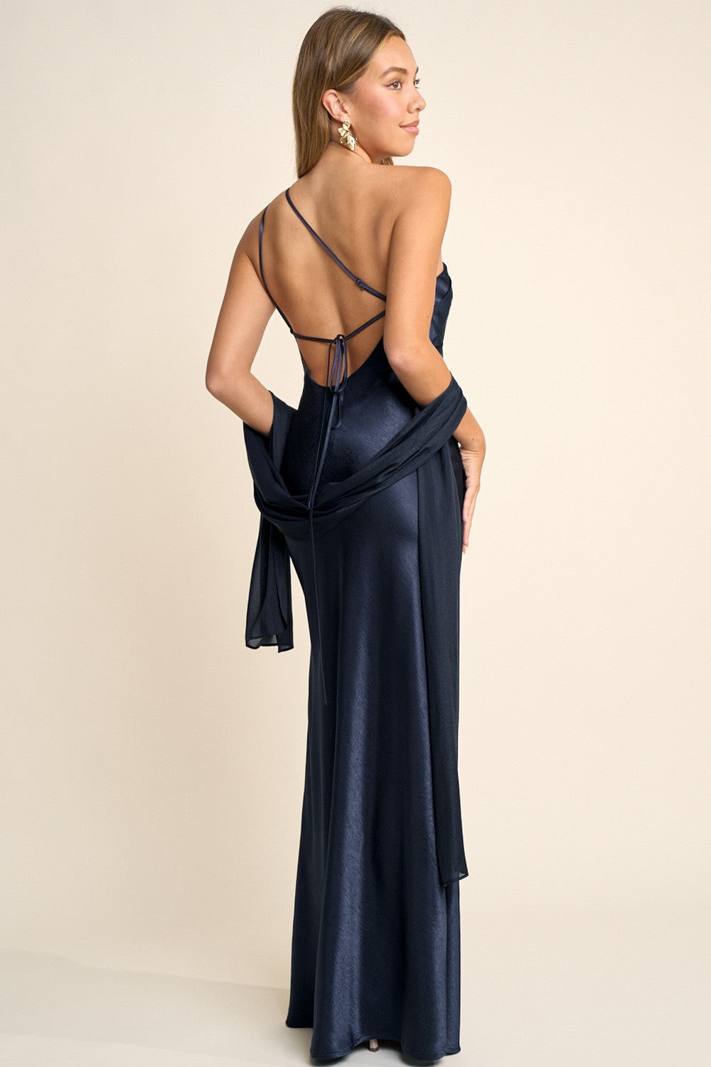 Vestido maxi satinado marino con estola.