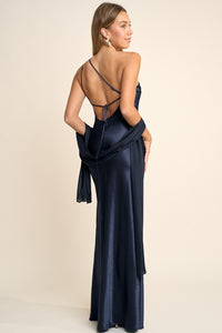 Vestido maxi satinado marino con estola.
