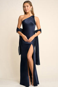 Vestido maxi satinado marino con estola.