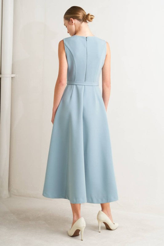 Vestido midi azul cielo con cinturón y falda amplia