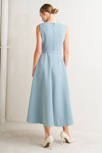 Vestido midi azul cielo con cinturón y falda amplia