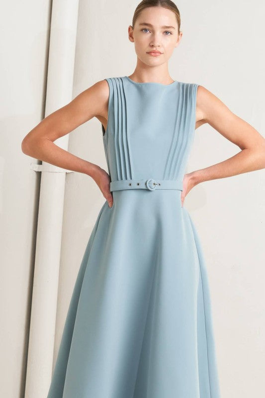 Vestido midi azul cielo con cinturón y falda amplia