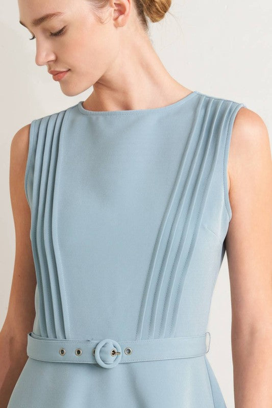 Vestido midi azul cielo con cinturón y falda amplia