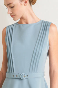 Vestido midi azul cielo con cinturón y falda amplia