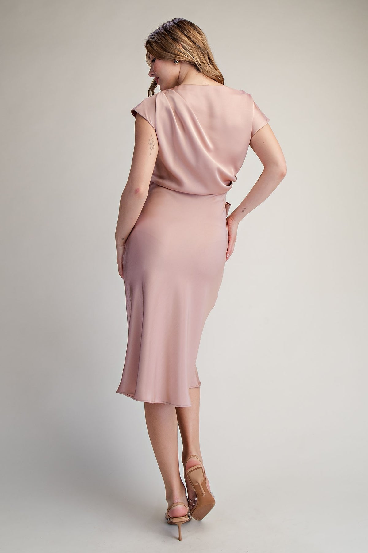 Vestido midi asimétrico blush.