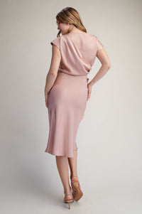 Vestido midi asimétrico blush.