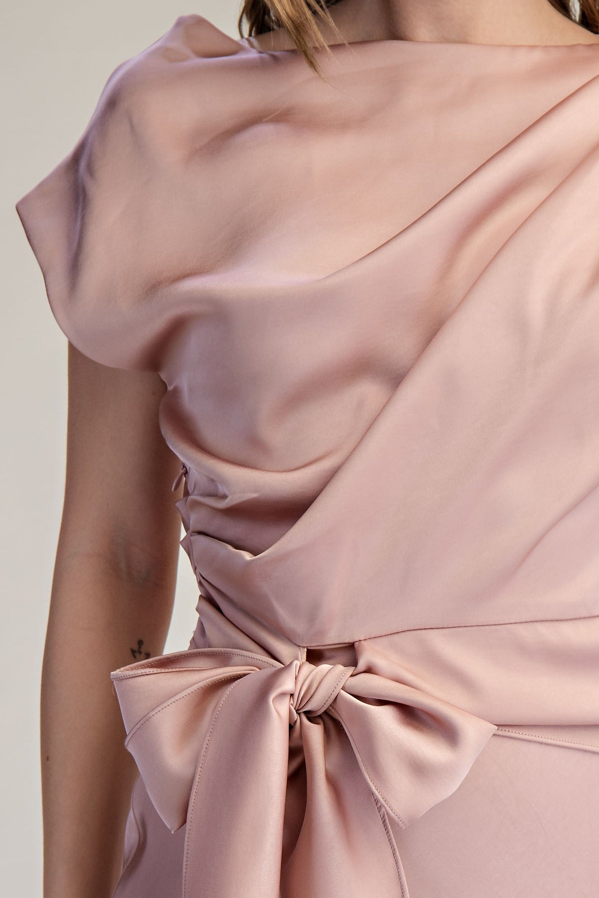 Vestido midi asimétrico blush.
