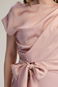 Vestido midi asimétrico blush.