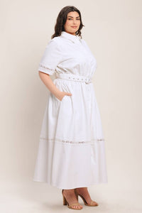Vestido midi blanco plus con encaje y cinturón