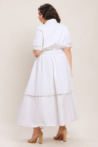 Vestido midi blanco plus con encaje y cinturón
