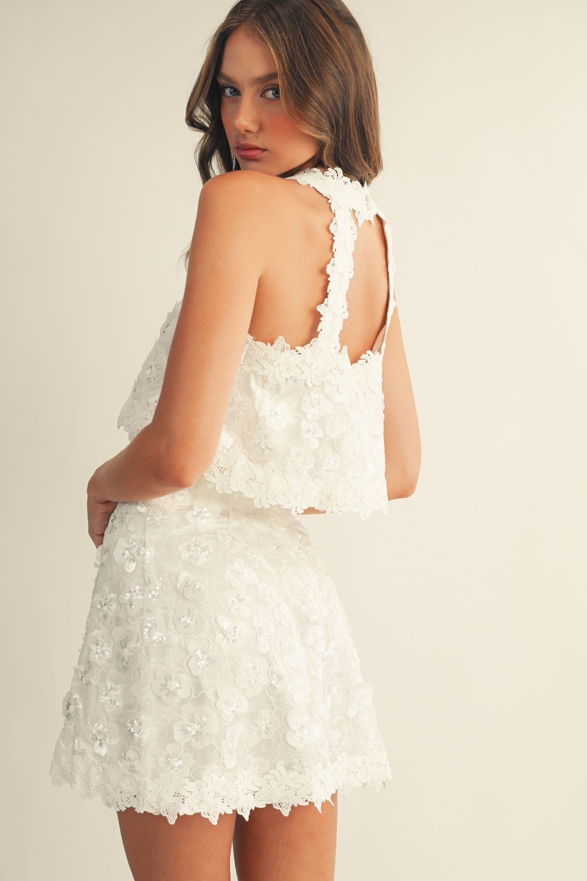 Conjunto blanco crop top y mini falda con flores 3D