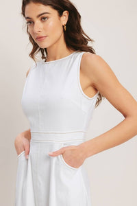 Vestido midi blanco con bolsa lateral