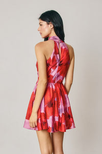 Vestido corto satinado floral con escote drapeado.