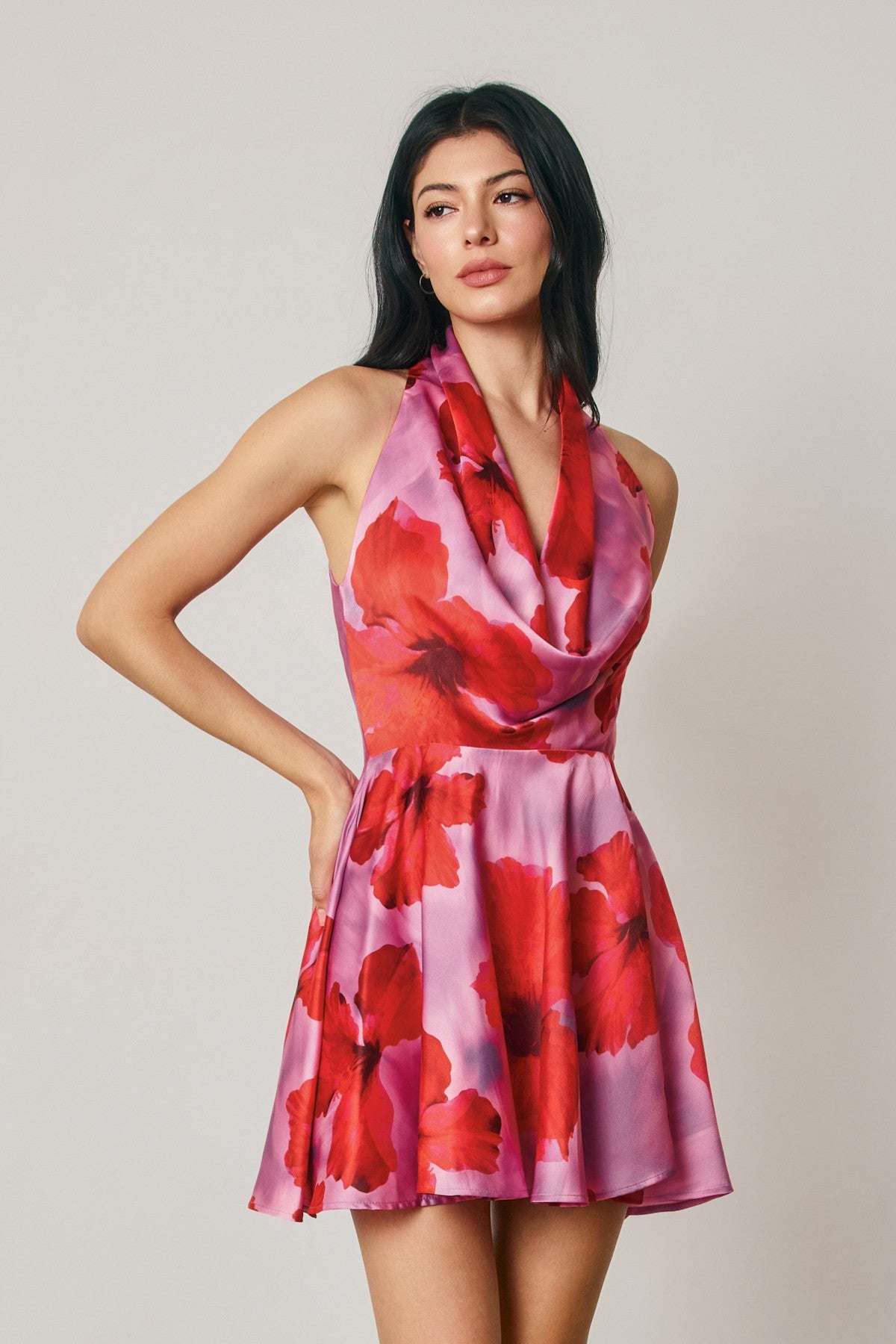Vestido corto satinado floral con escote drapeado.
