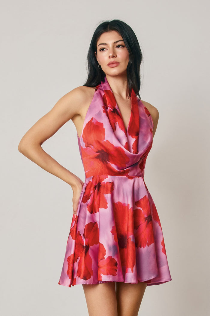 Vestido corto satinado floral con escote drapeado.