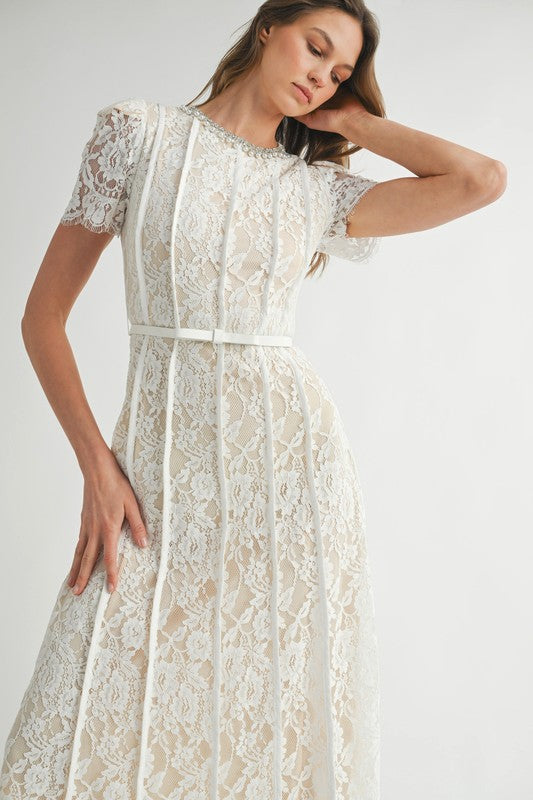Vestido midi de encaje con cinto