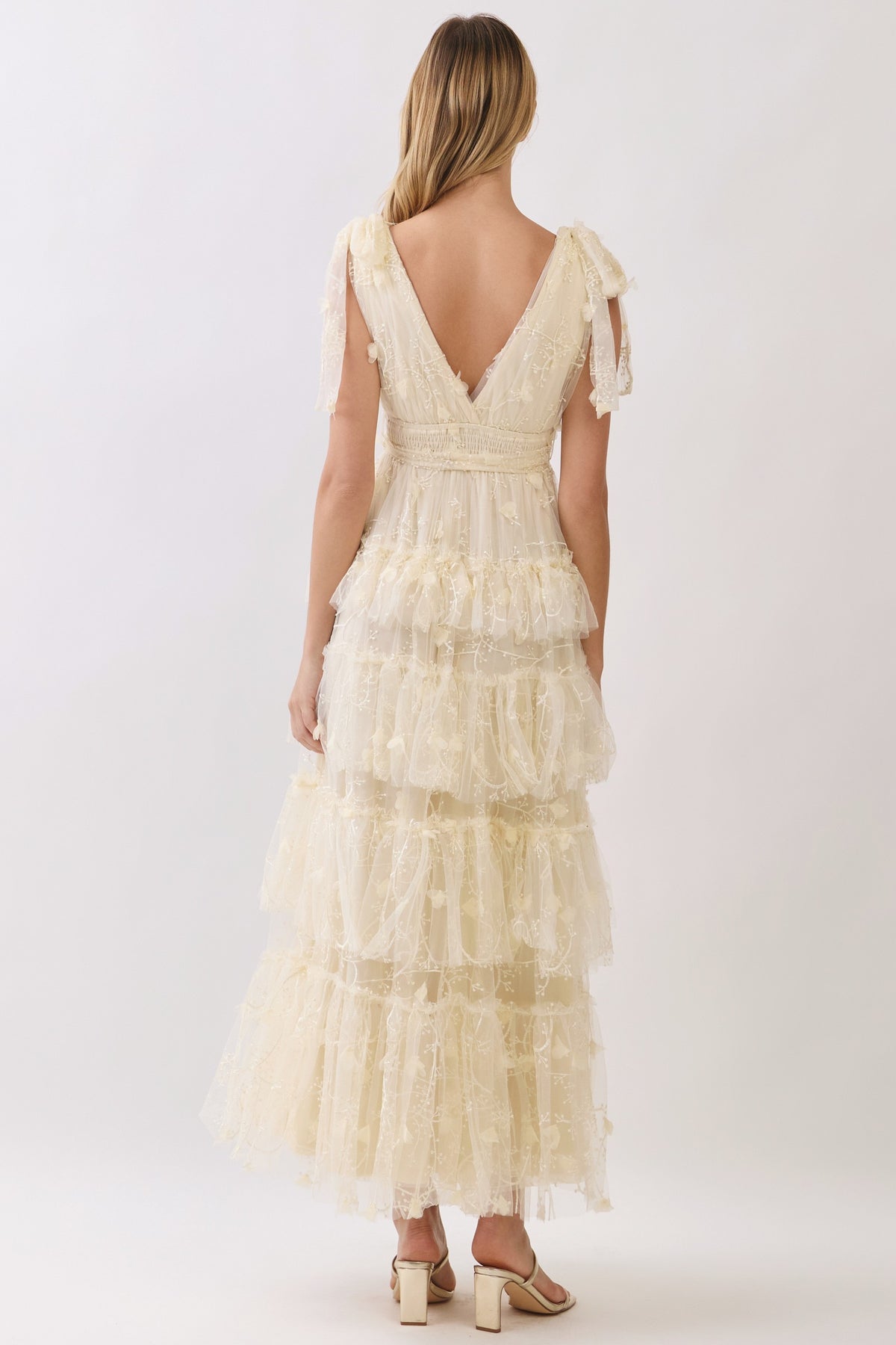 Vestido maxi de encaje bordado con escote en V.