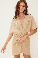 Vestido corto cuello V Beige