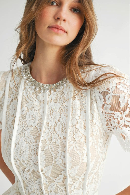 Vestido midi de encaje con cinto