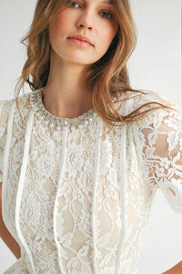 Vestido midi de encaje con cinto