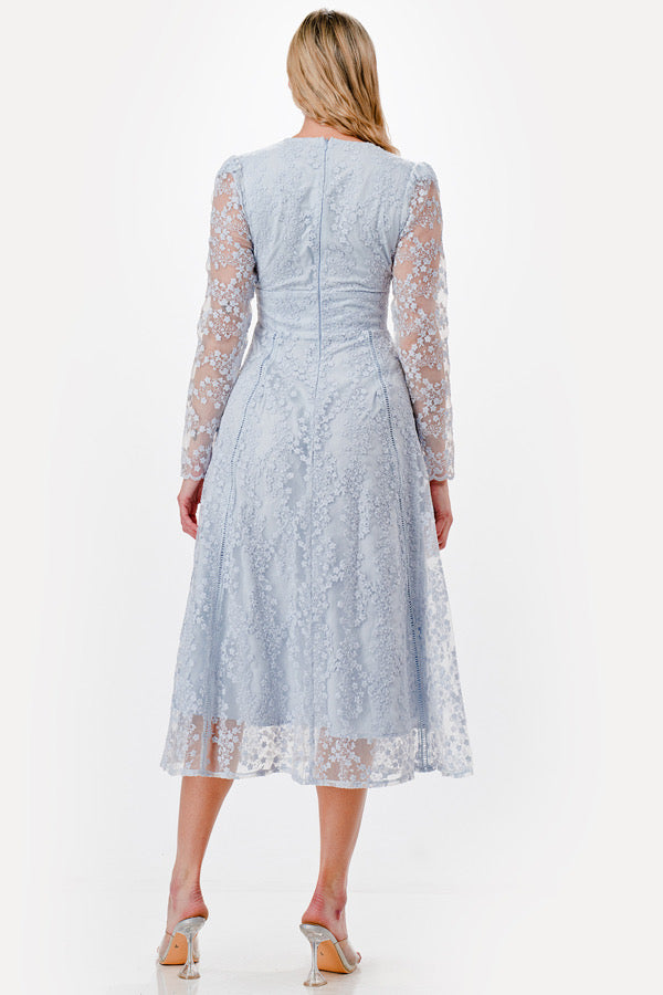 Vestido midi azul de encaje bordado manga larga