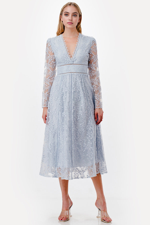 Vestido midi azul de encaje bordado manga larga