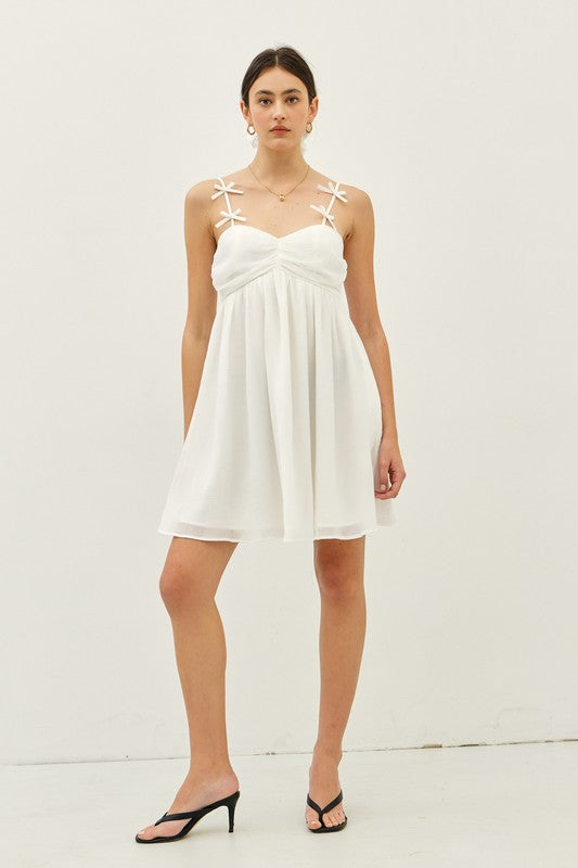 Vestido corto blanco con moños