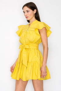 Vestido corto mostaza con cinto