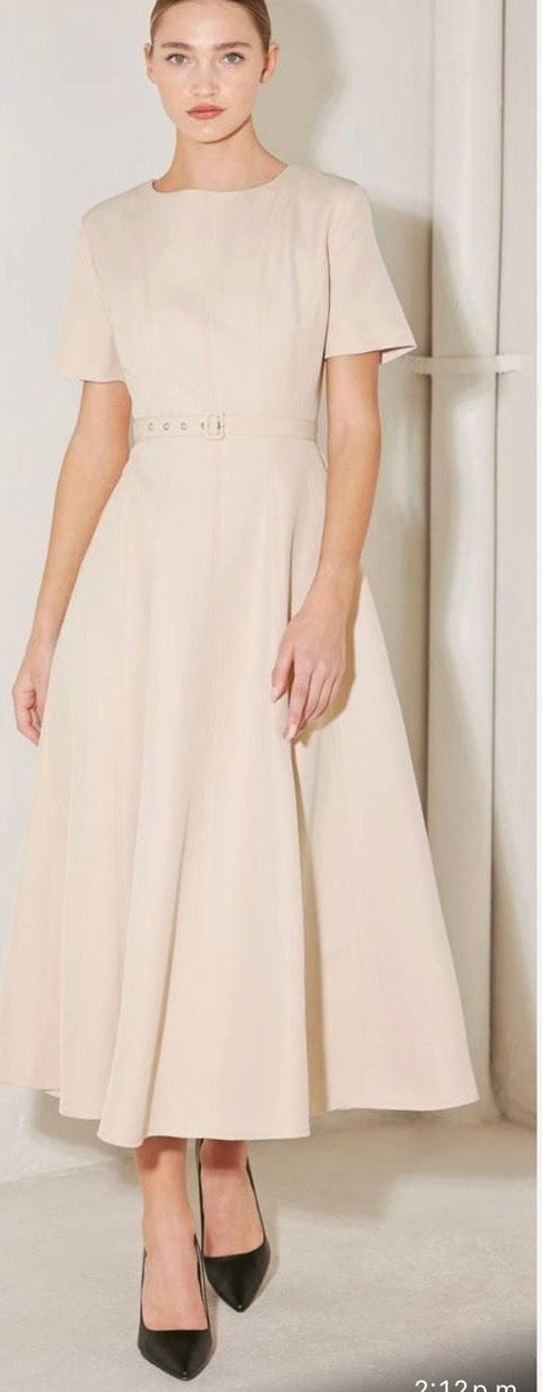 Vestido midi beige con cinto