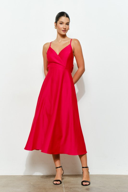 Vestido midi satinado rojo con espalda abierta