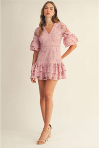 Vestido rosa encaje bordado con volantes