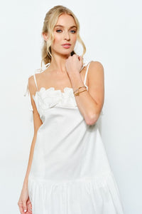 Vestido mini blanco bordado con moños en hombros