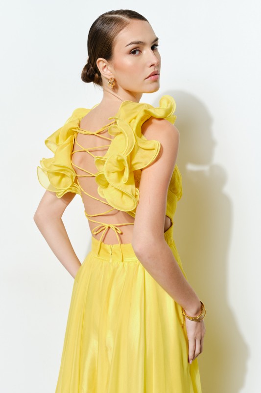 Vestido maxi amrillo con cut out y tirantes organza