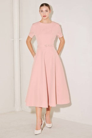 Vestido midi rosa con cinturón