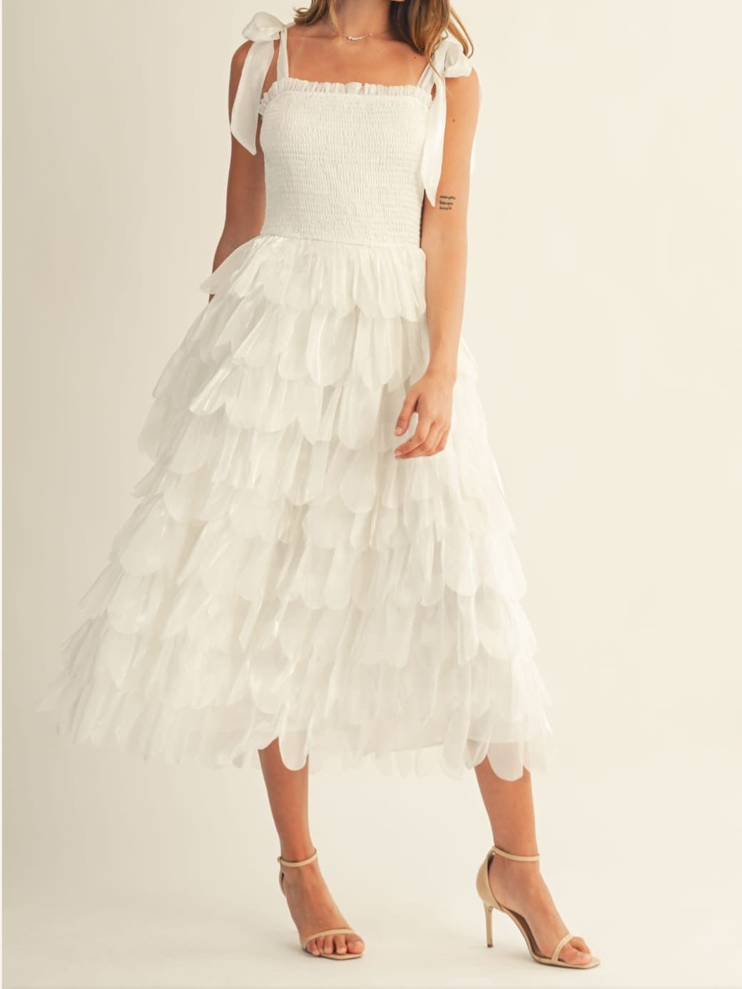Vestido midi con olanes y tirantes