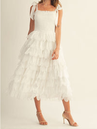 Vestido midi con olanes y tirantes