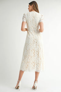 Vestido midi de encaje con cinto